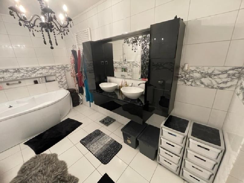 Pécsen 5 hálós, 3 fürdőszobás családi ház eladó