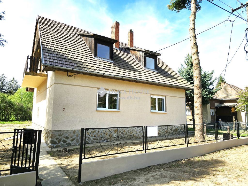 Pécs Rigóderben, 2 szintes 7 szobás családi ház eladó