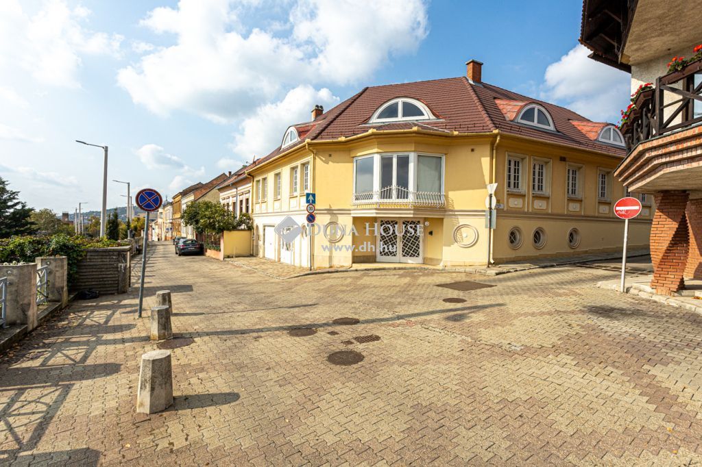 Pécs belvárosában 200nm-s, nappali+3 szobás igényes kialakítású lakás eladó