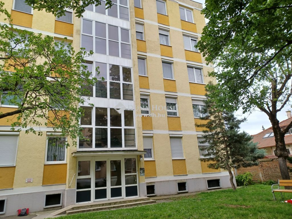 Eladó lakás, Győr