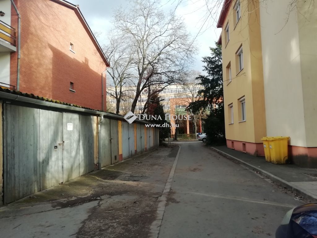 Eladó parkoló, Szeged