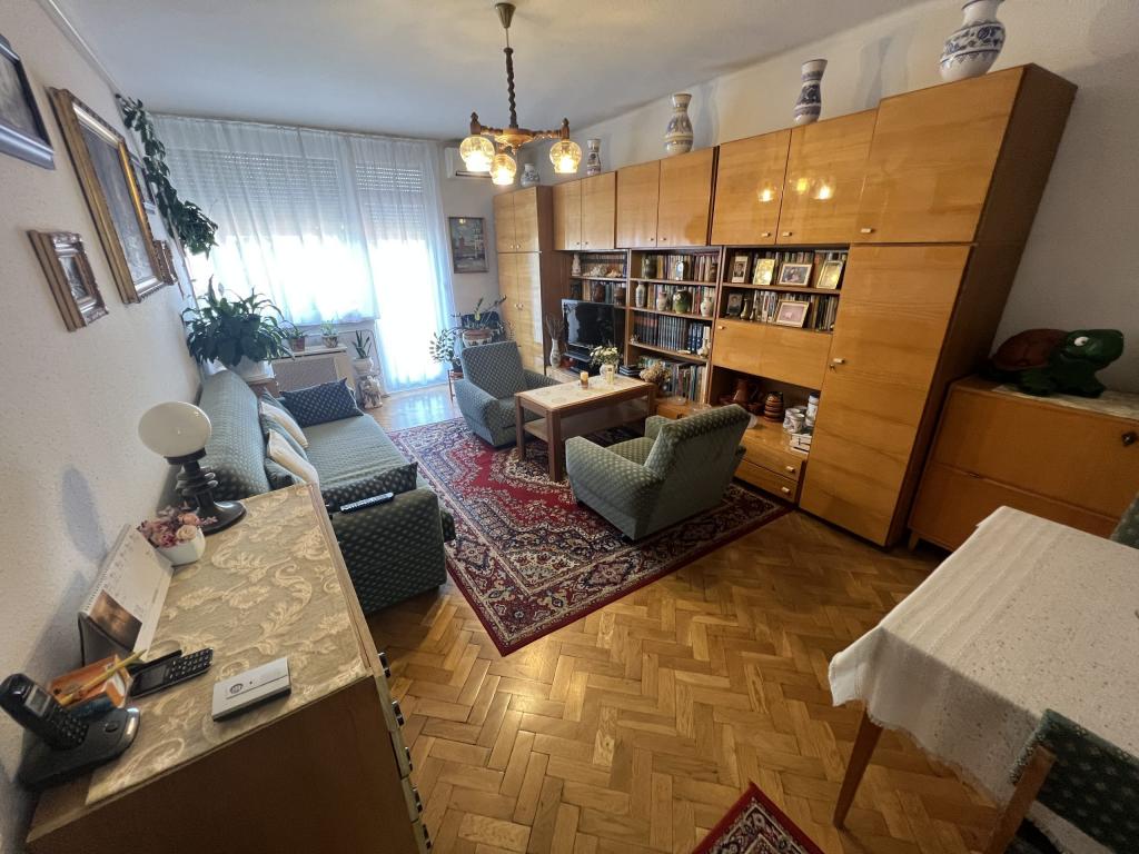 Eladó Kaposváron 2 szobás 1 emeleti tégla lakás erkéllyel + garázs vásárlási lehetőséggel