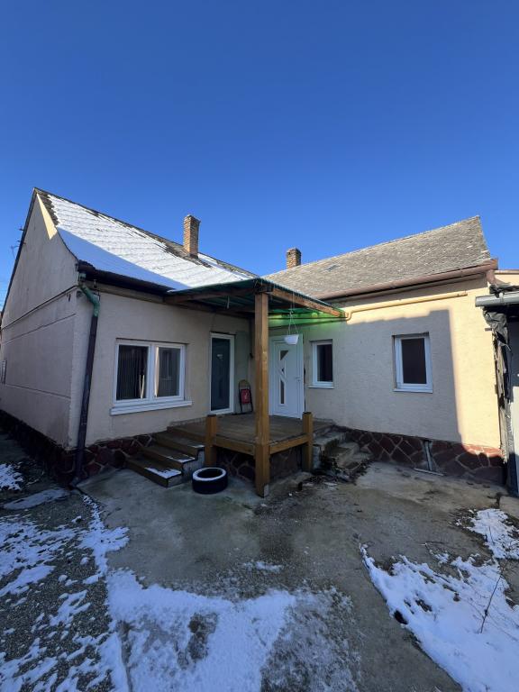 Eladó Kaposvár Északnyugati városrészében ez a felújításra váró 90 nm-es családi ház