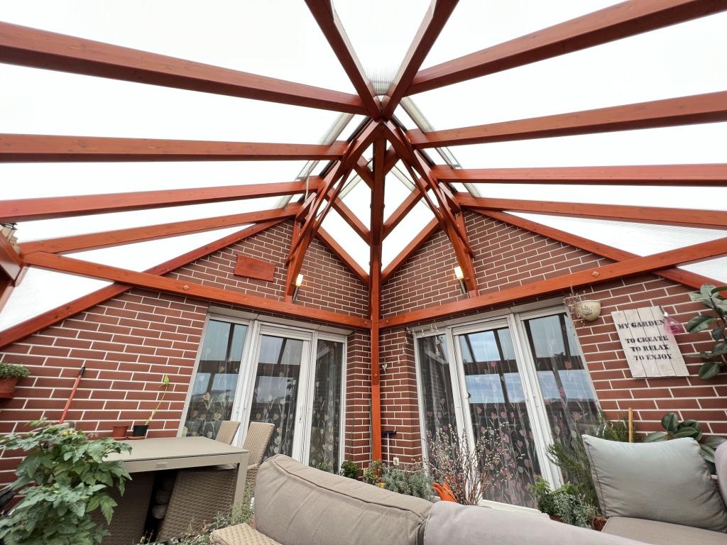 Zalaegerszeg belvárosában várja Önt ez a lélegzetelállító téli kerttel rendelkező, tágas nappalival rendelkező tetőtéri újszerű lakás