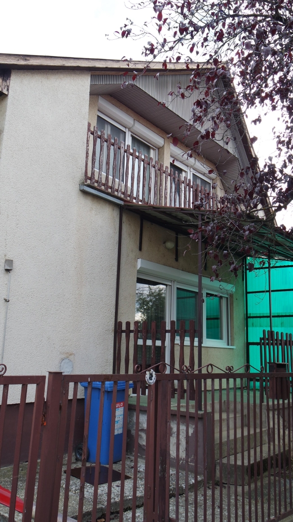 Eladó Kaposvár Toponári városrészén egy 183 m2-es külön lakrészekkel rendelkező vállalkozásra is alkalmas 7 szobás családi ház